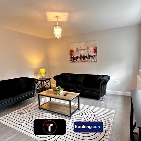 Spacious 4 Bedroom By Tara Stays Short Lets & Serviced Accommodation Aldershot With Free Wifi & Garden Esterno foto