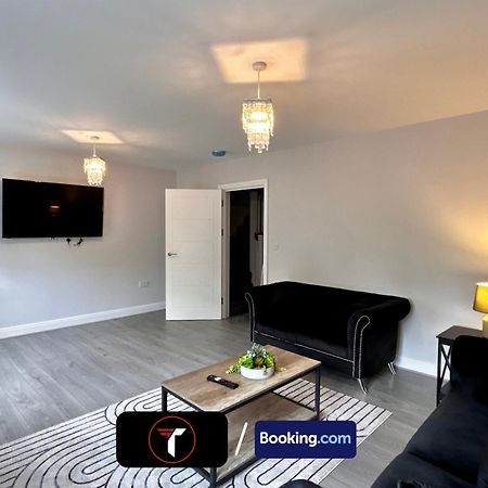 Spacious 4 Bedroom By Tara Stays Short Lets & Serviced Accommodation Aldershot With Free Wifi & Garden Esterno foto
