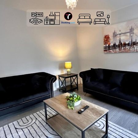 Spacious 4 Bedroom By Tara Stays Short Lets & Serviced Accommodation Aldershot With Free Wifi & Garden Esterno foto