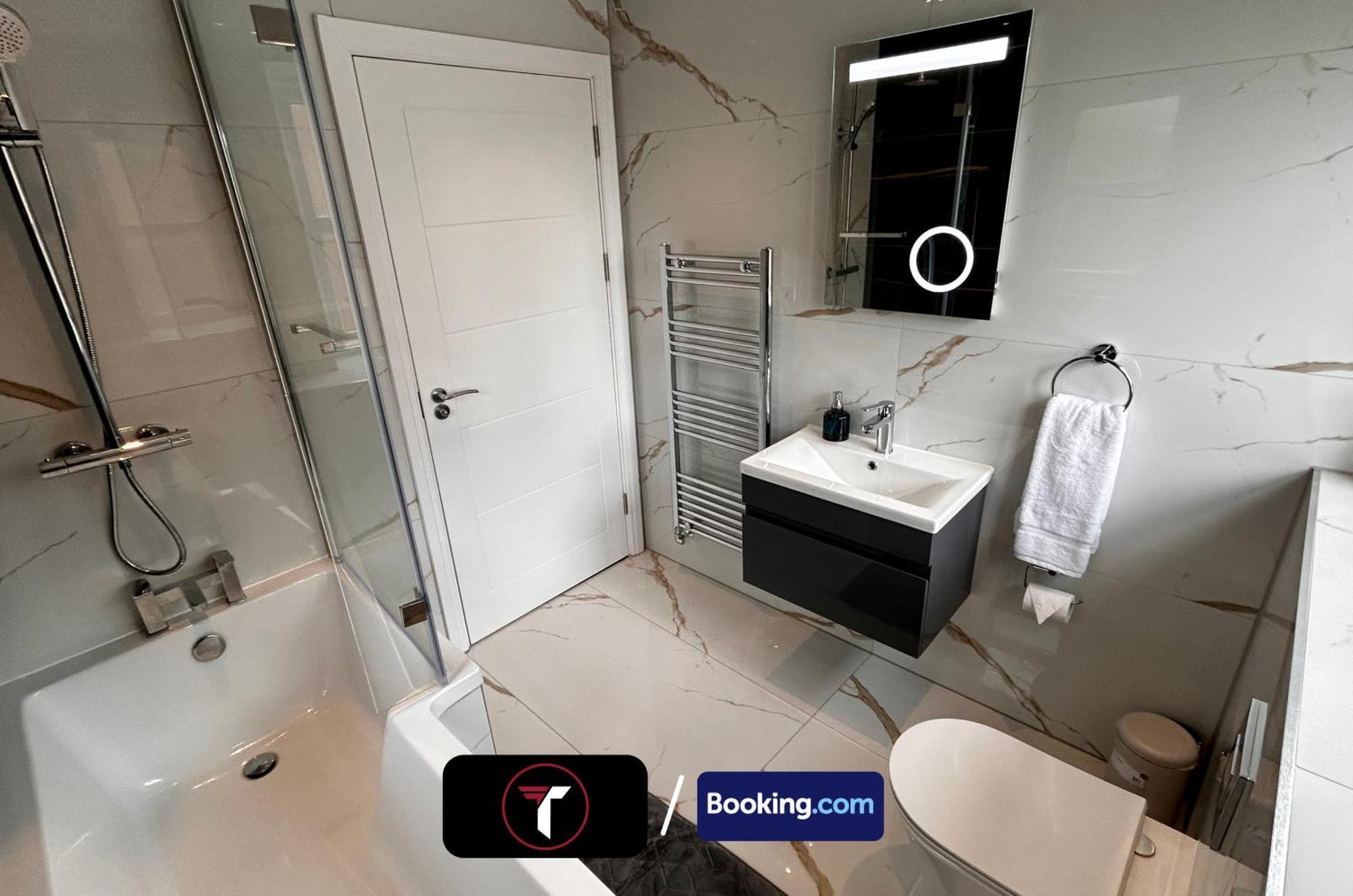 Spacious 4 Bedroom By Tara Stays Short Lets & Serviced Accommodation Aldershot With Free Wifi & Garden Esterno foto