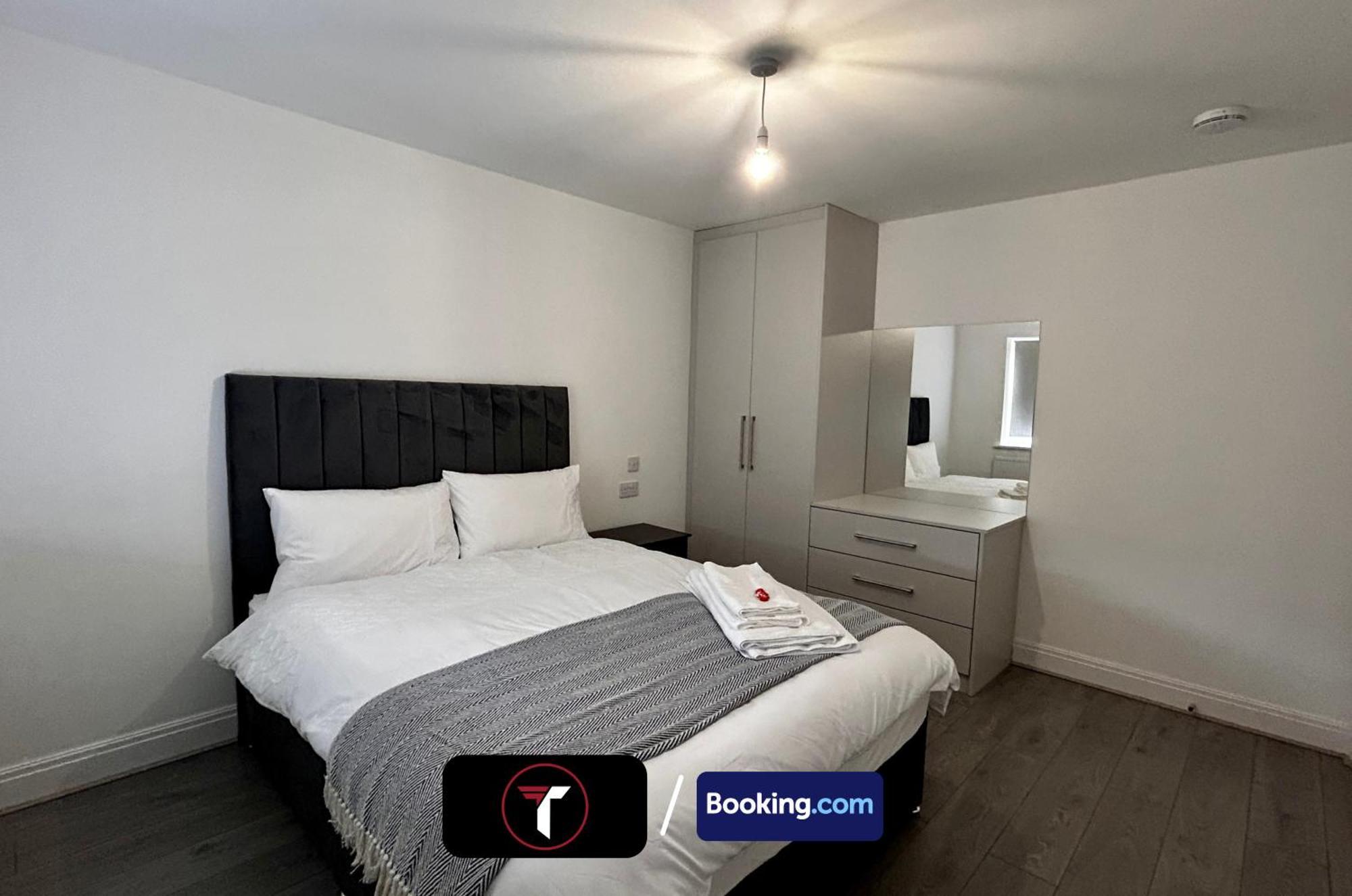 Spacious 4 Bedroom By Tara Stays Short Lets & Serviced Accommodation Aldershot With Free Wifi & Garden Esterno foto