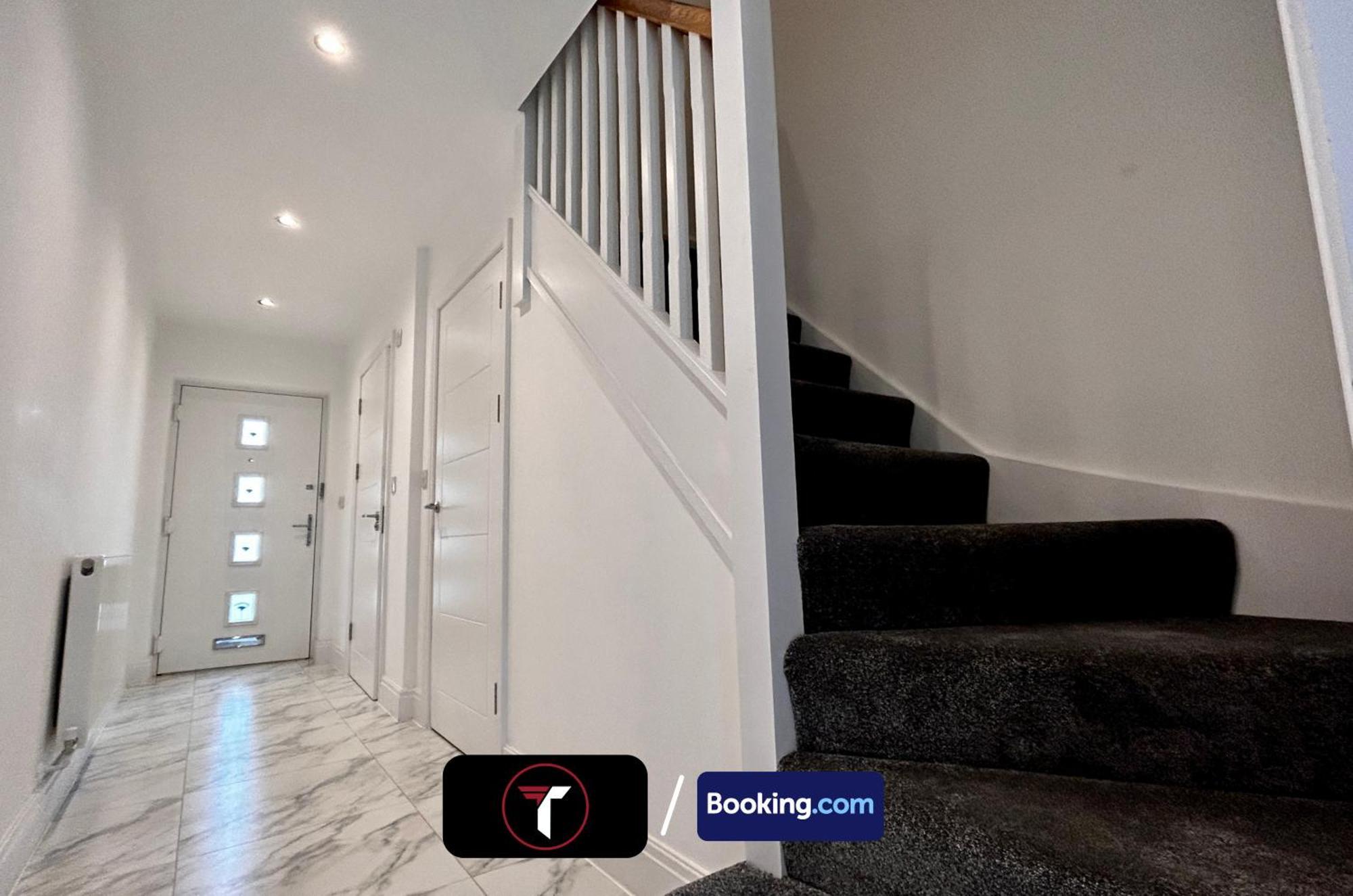 Spacious 4 Bedroom By Tara Stays Short Lets & Serviced Accommodation Aldershot With Free Wifi & Garden Esterno foto
