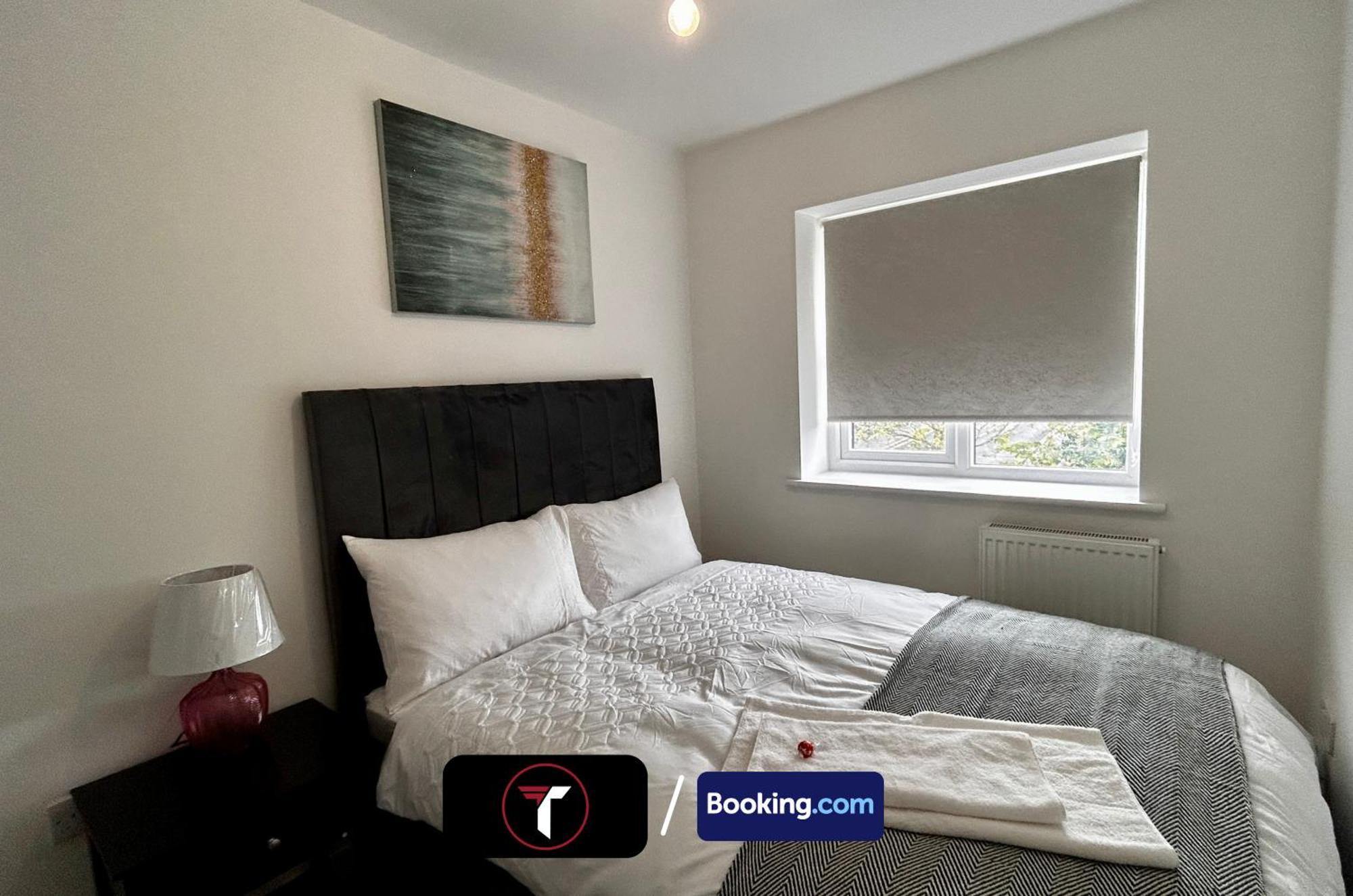Spacious 4 Bedroom By Tara Stays Short Lets & Serviced Accommodation Aldershot With Free Wifi & Garden Esterno foto