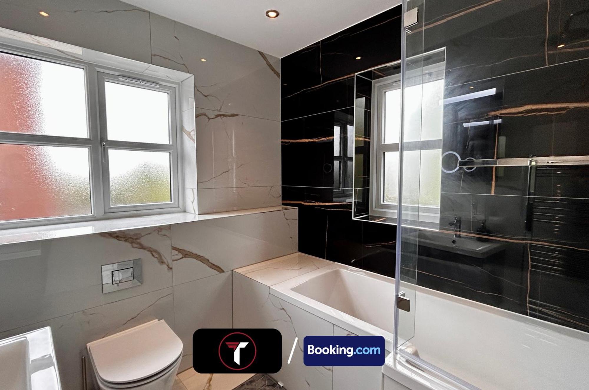 Spacious 4 Bedroom By Tara Stays Short Lets & Serviced Accommodation Aldershot With Free Wifi & Garden Esterno foto