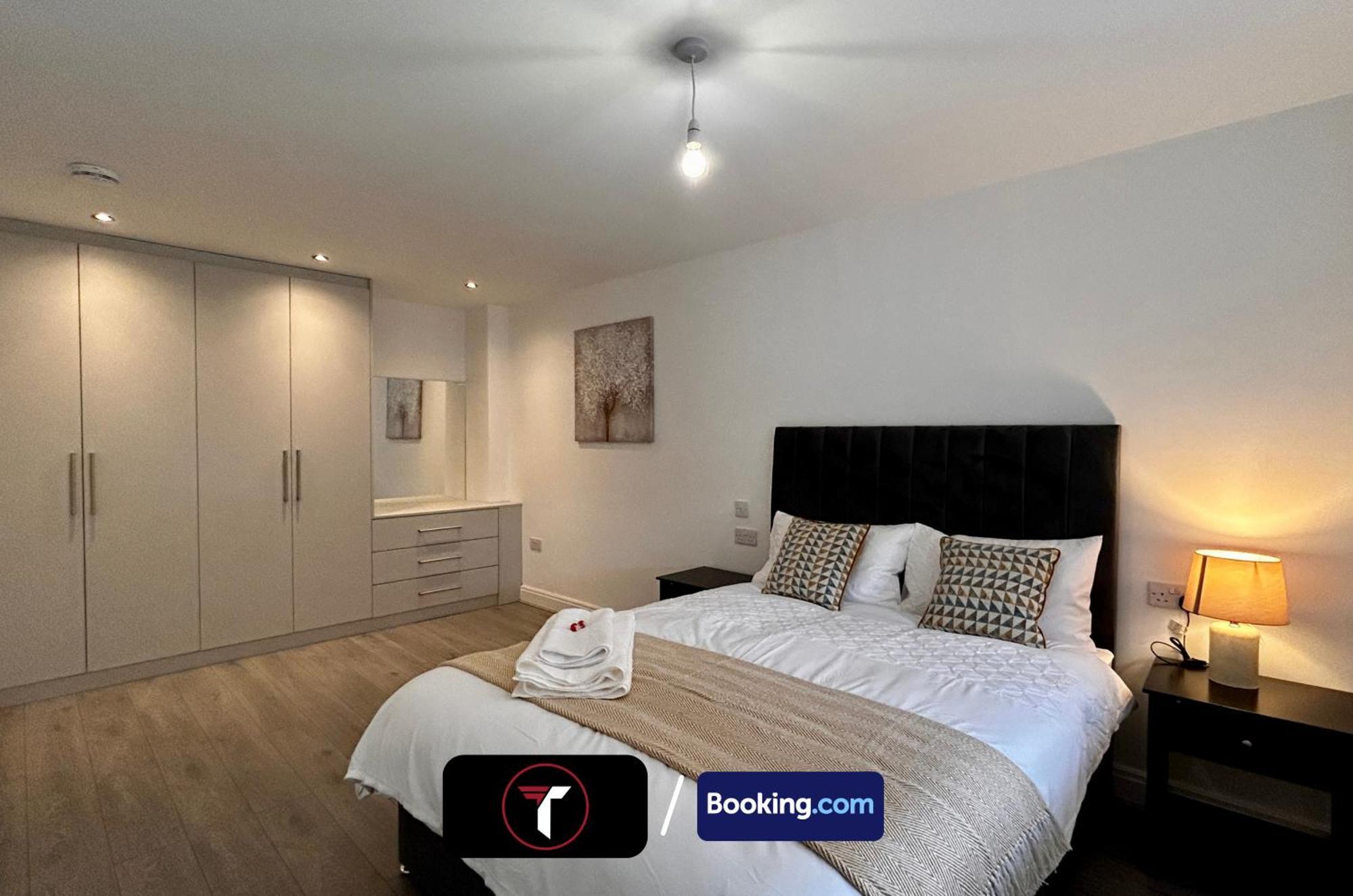 Spacious 4 Bedroom By Tara Stays Short Lets & Serviced Accommodation Aldershot With Free Wifi & Garden Esterno foto