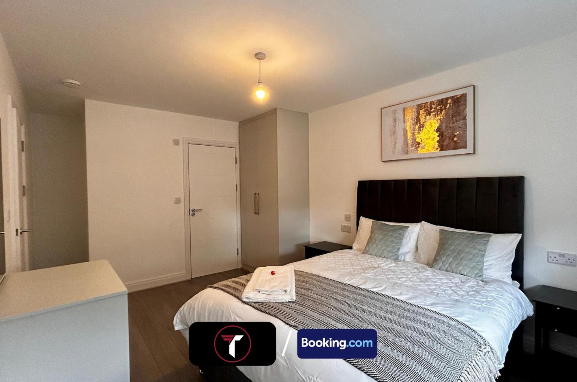 Spacious 4 Bedroom By Tara Stays Short Lets & Serviced Accommodation Aldershot With Free Wifi & Garden Esterno foto