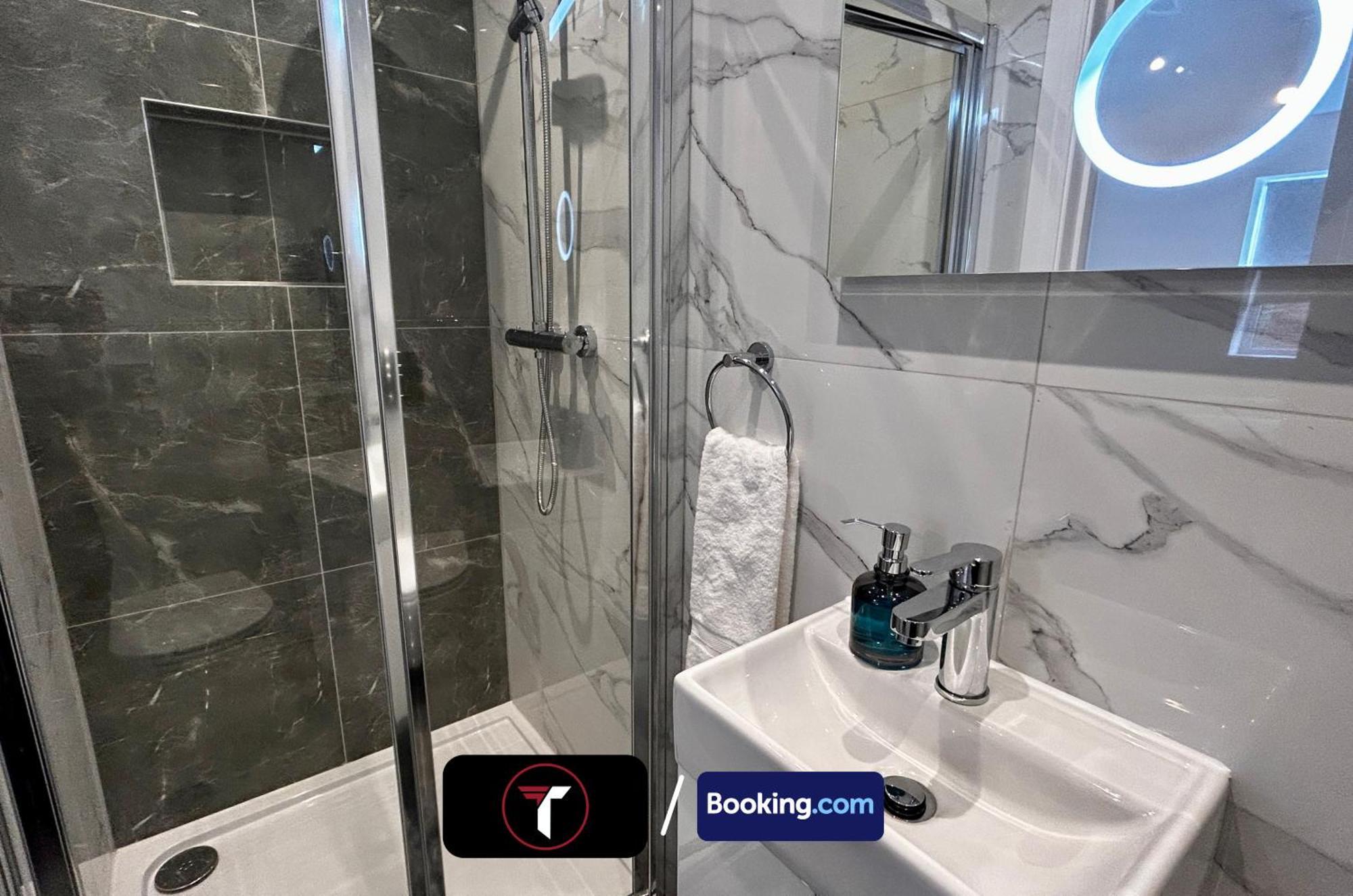 Spacious 4 Bedroom By Tara Stays Short Lets & Serviced Accommodation Aldershot With Free Wifi & Garden Esterno foto
